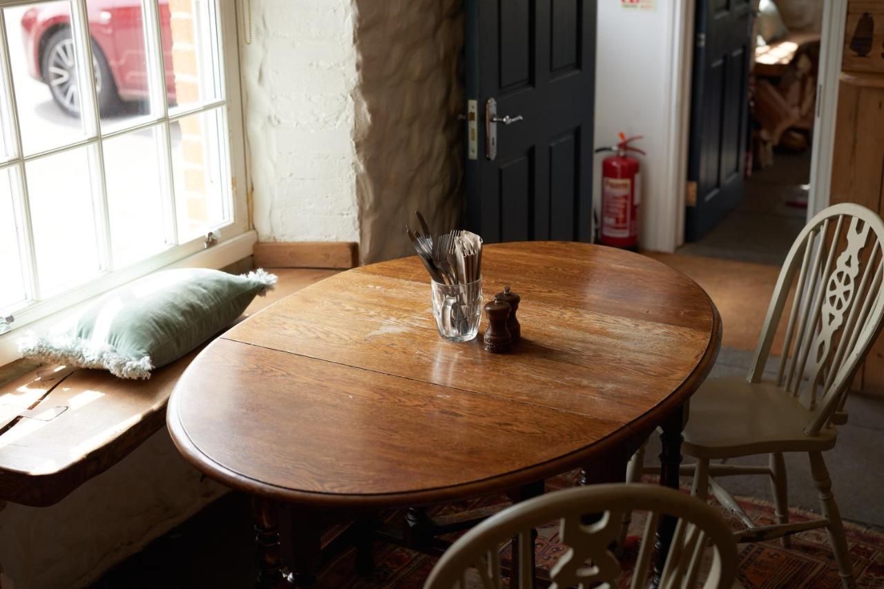 Netheravon The Dog & Gun Inn מראה חיצוני תמונה